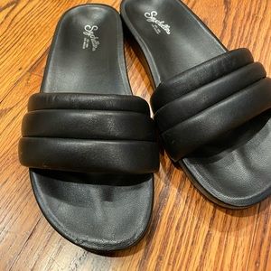 Seychelles Black Low Key Slide 9